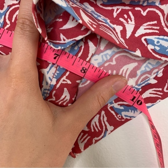 Vineyard Vines performance red fish print shorts - Picture 5 of 8